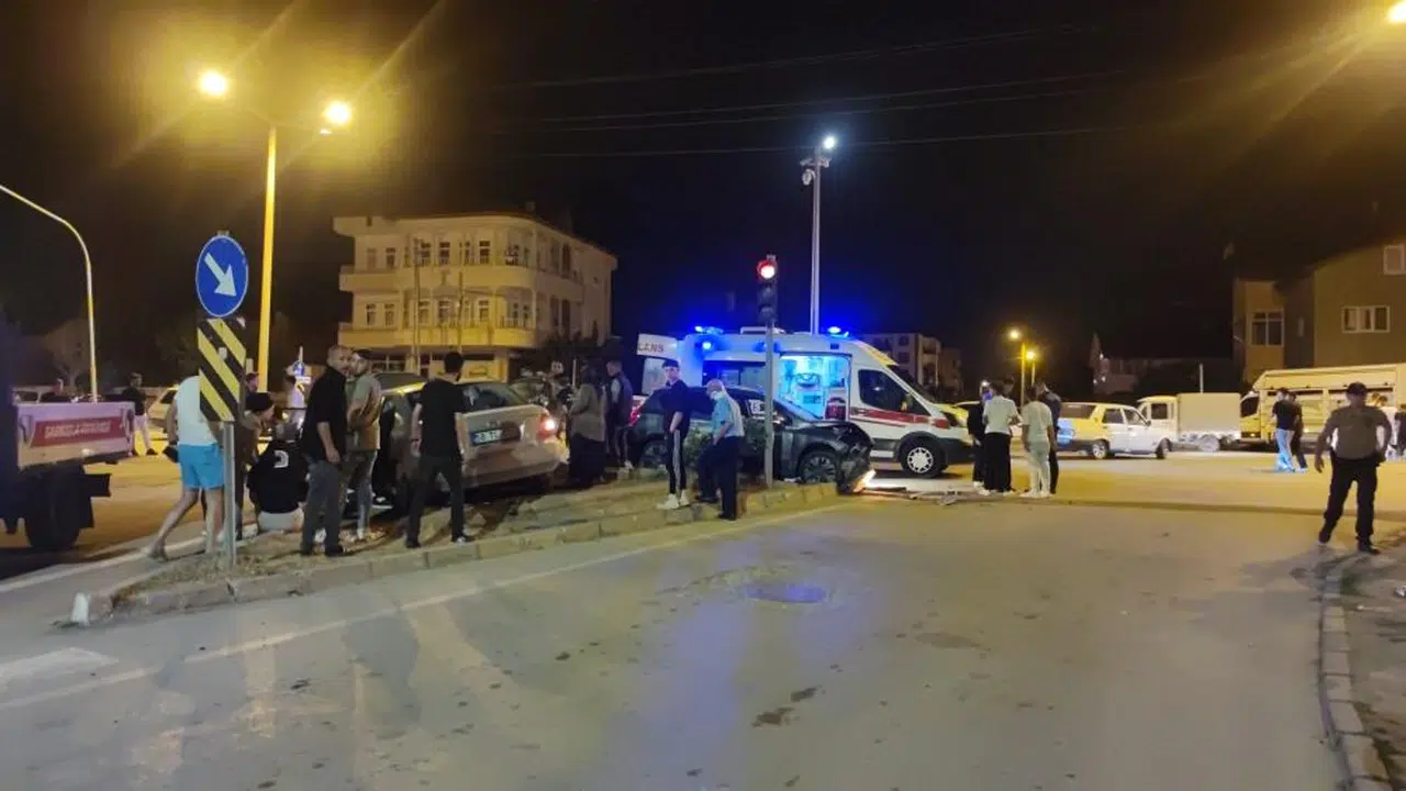 Sivas'ta kavşakta kontrolsüz çarpışma: 7 yaralı!