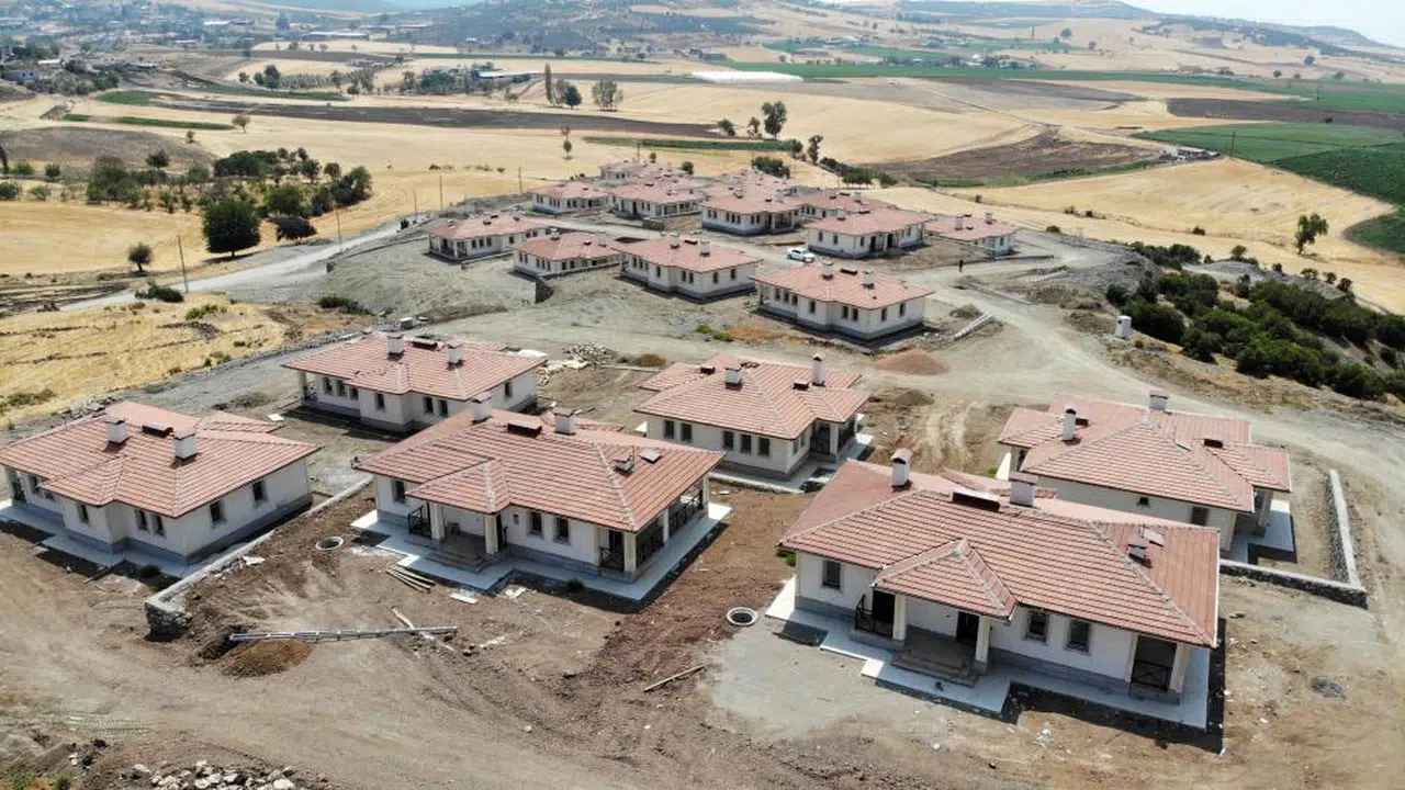 Deprem sonrası kurulan köy konutlarında son hazırlık