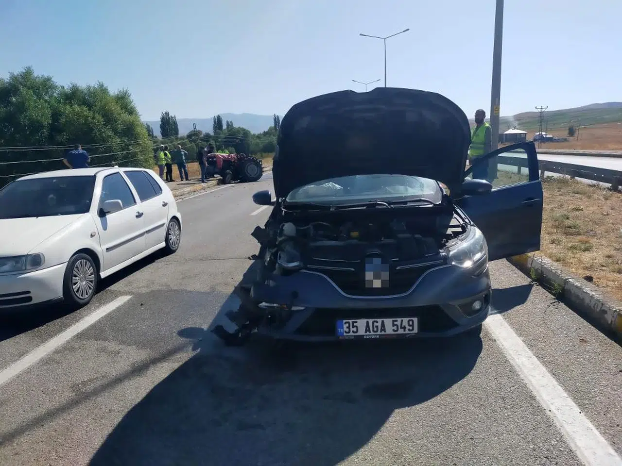 Sivas'ta traktöre otomobil çarptı