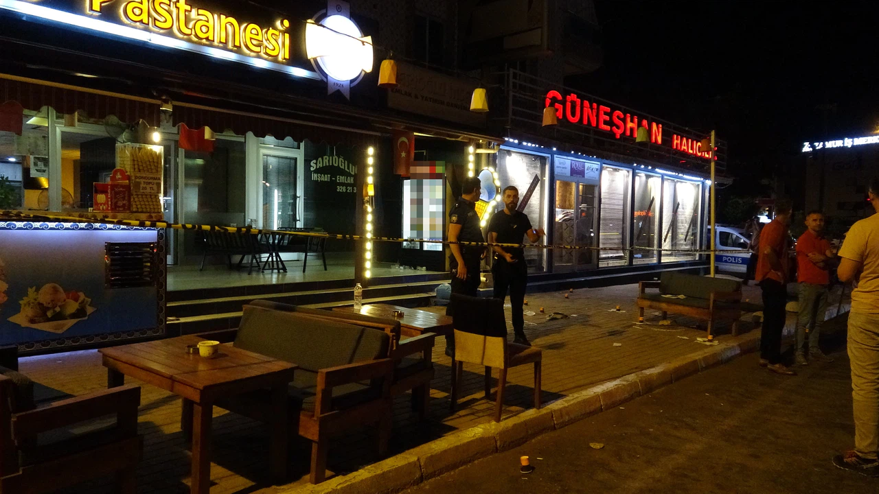 Antalya’da Pastanede Silahlı Kavga: Güvenlik Kamerası Görüntüleri Ortaya Çıktı