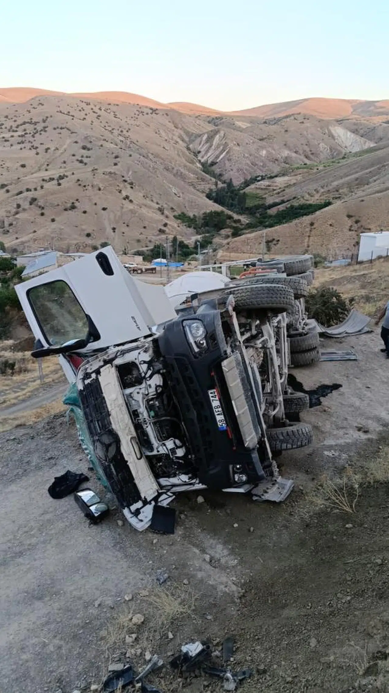 Sivas’ta kontrolden çıkan araç faciaya davetiye çıkardı