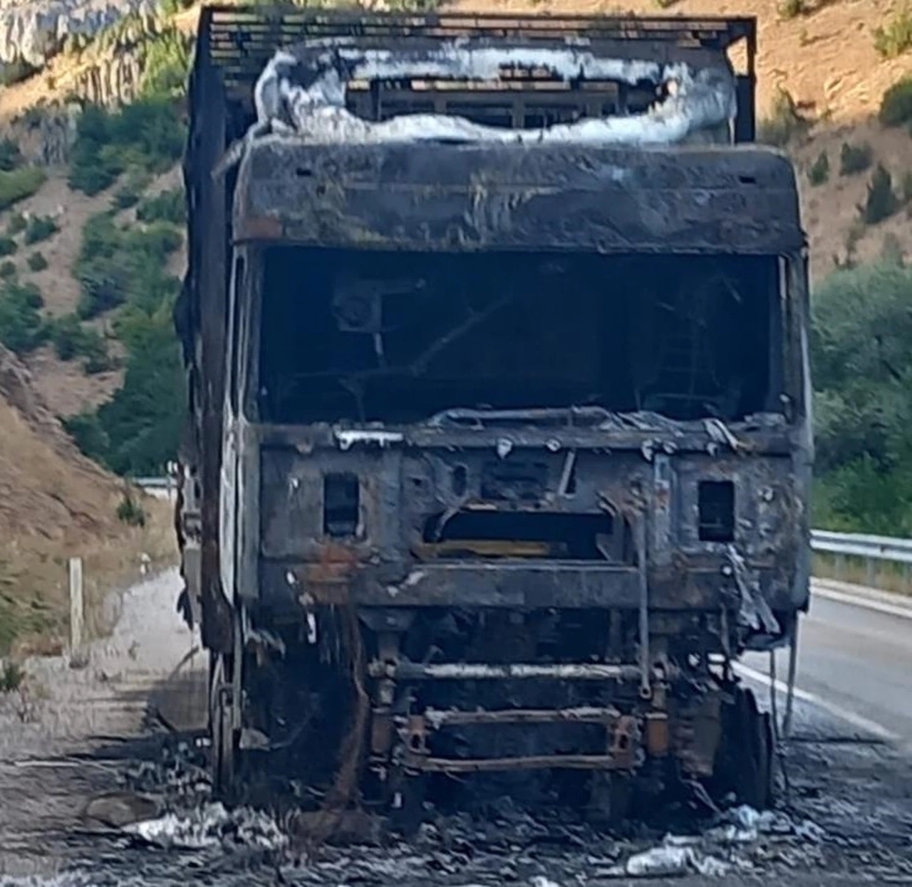 Sivas yolunda çekici kül oldu!