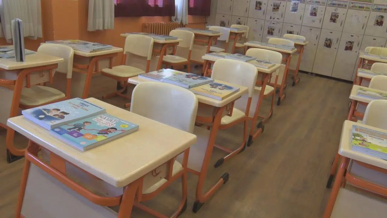 Ders kitapları öğrencilerden önce yerini aldı...