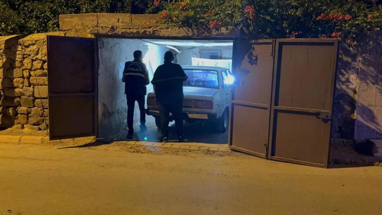 Arabayı çaldılar, kaza yaptılar!