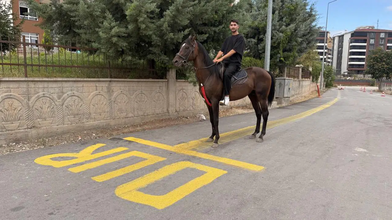 Modern süvari! Direksiyon sınavına atıyla geldi