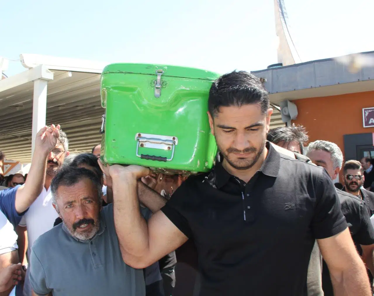 Taha Akgül dedesini yolcu etti