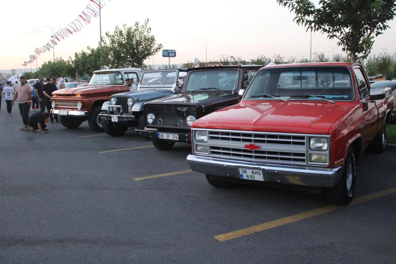 Klasik otomobiller nefes kesti...