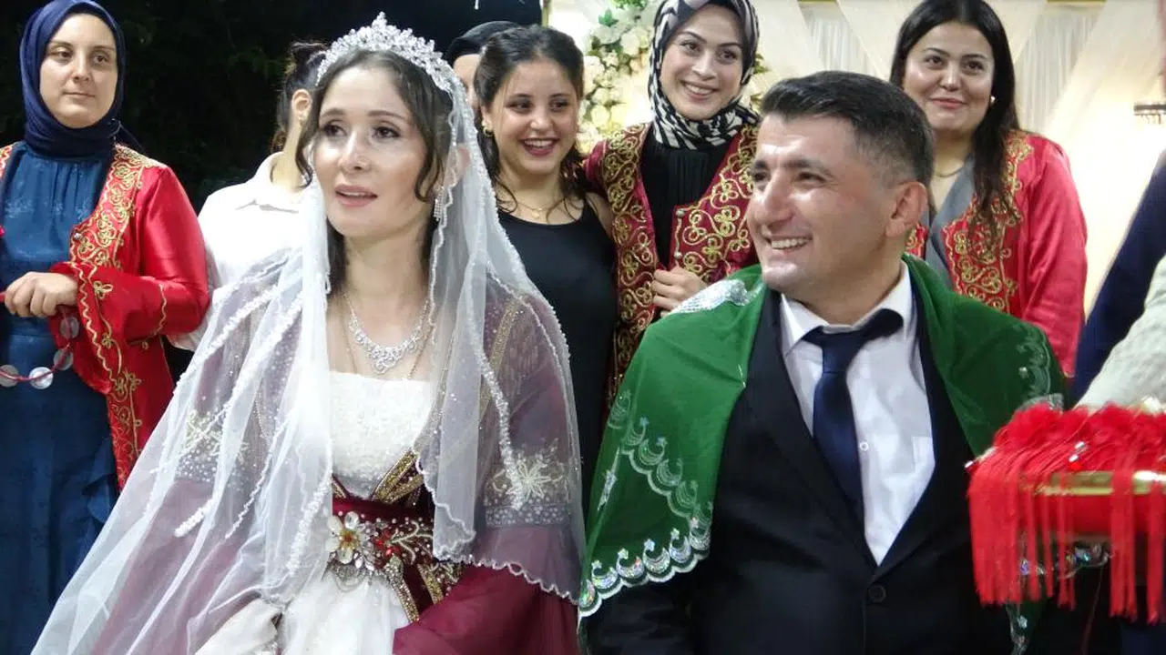 17 yıl sonra düğünlerini eğlenerek yaptılar...