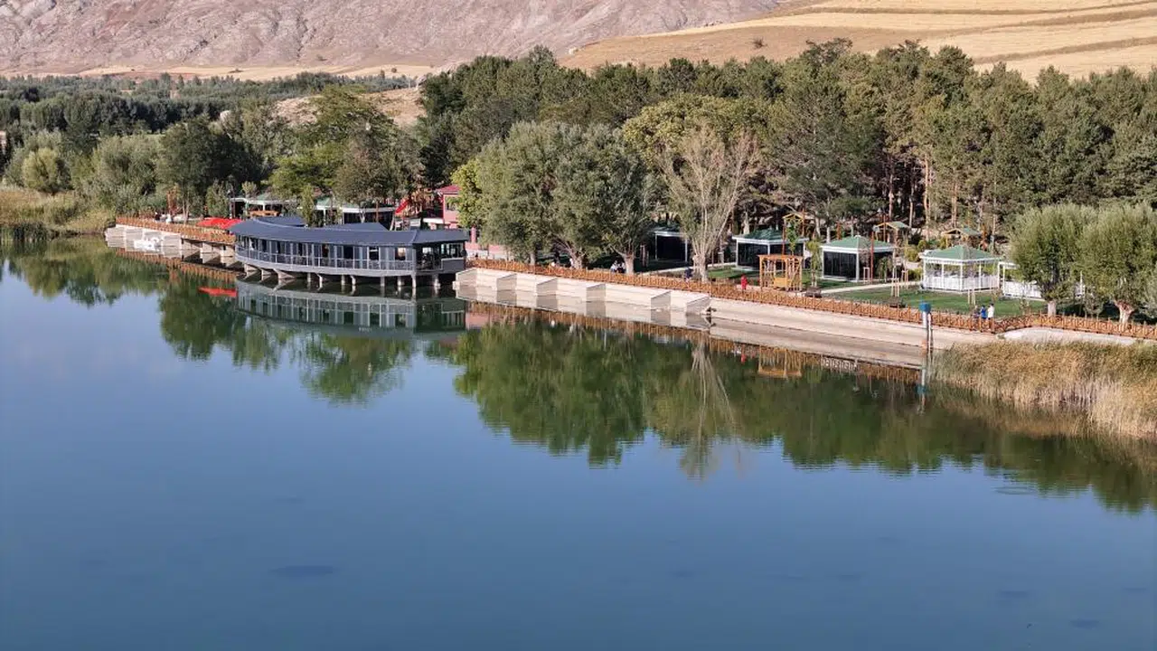 Sivas’ta ziyaretçilerini büyüleyen göl dikkat çekiyor