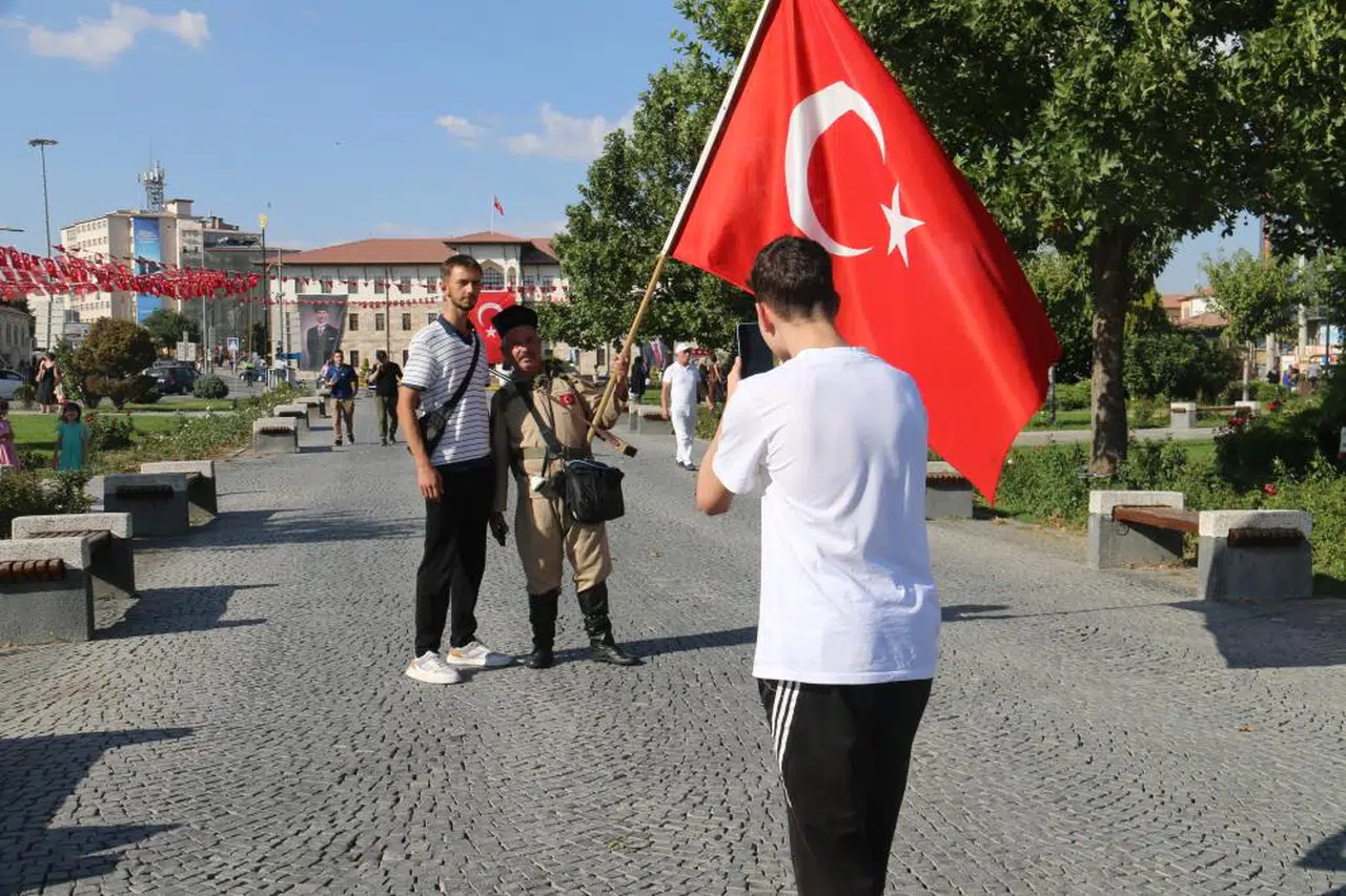 Sivas'ta tarihi canlandırıyor, herkes fotoğraf çekiniyor