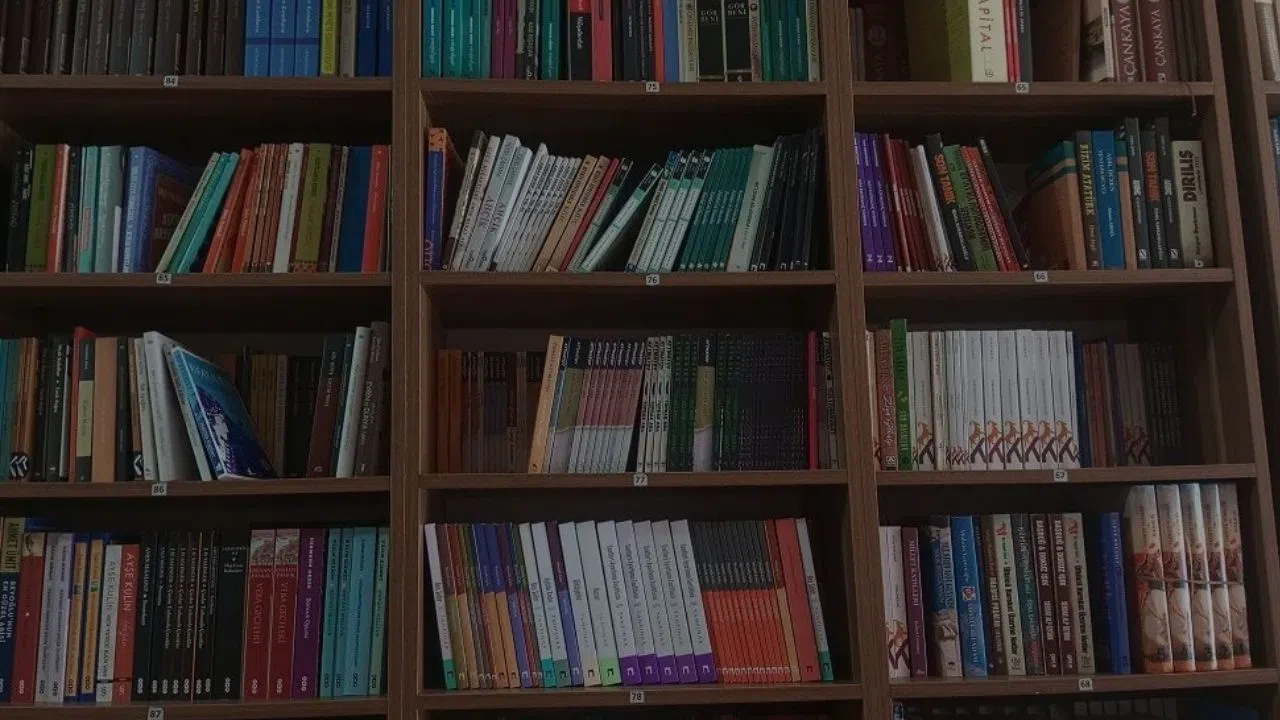 Tek Kitapla Bir Ay Geçiniyorlardı!