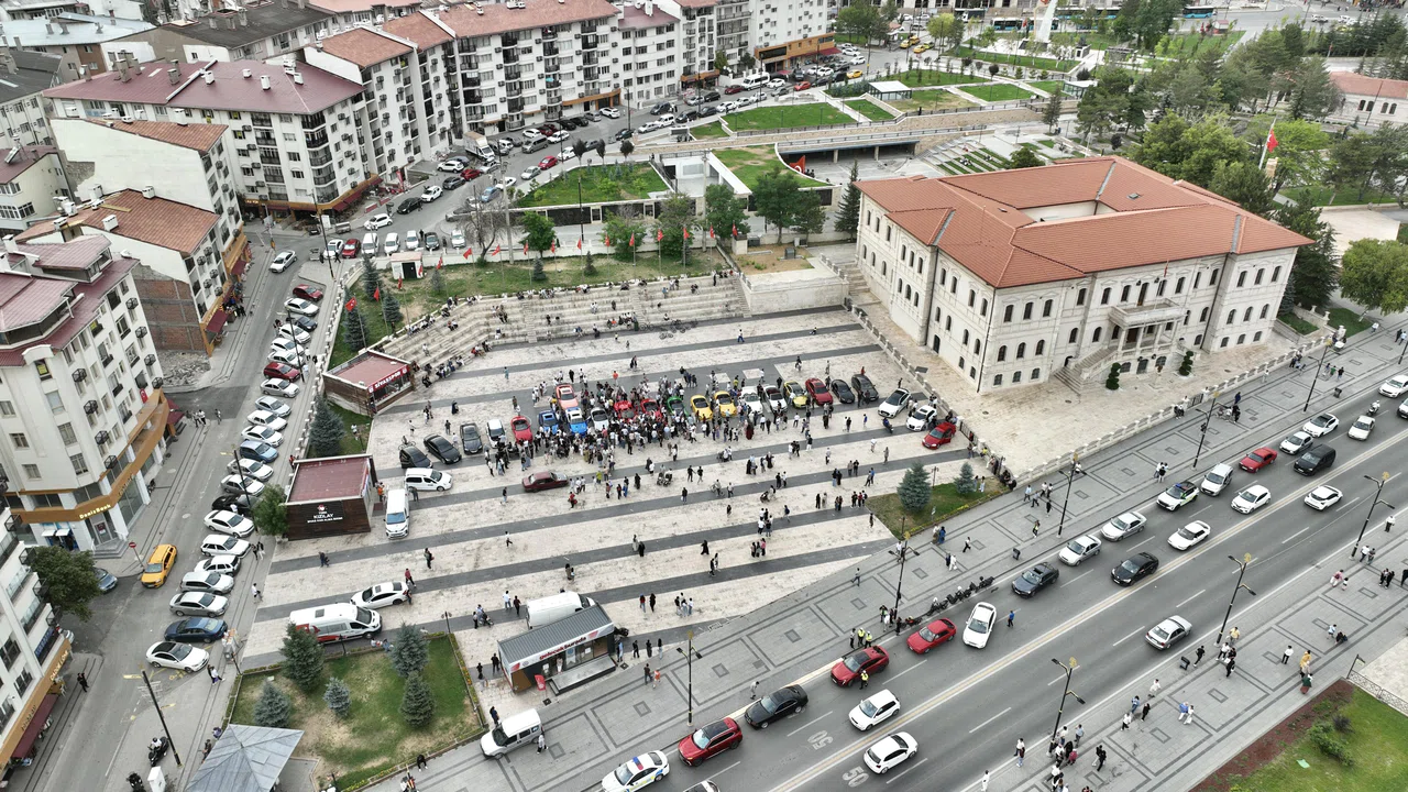 Sivas’ta Renkli Araç Konvoyu Merak Uyandırdı