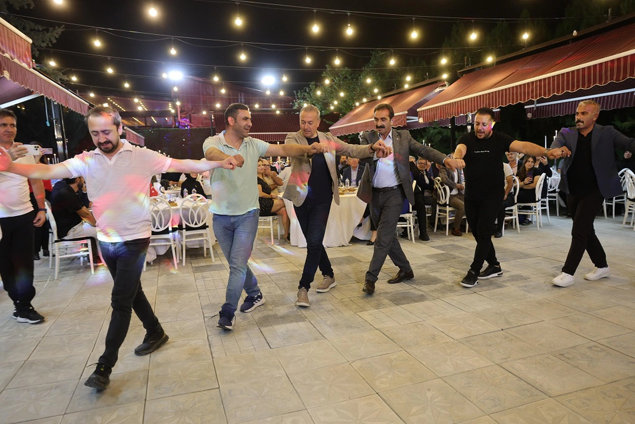 Başkan Adem Uzun, Herfene Gecesi’nde halay çekti