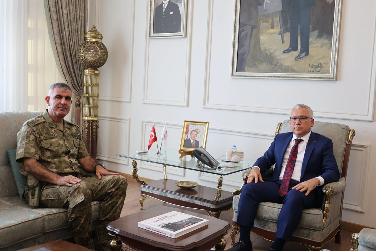 Sivas komutanlarından Vali Şimşek'e ziyaret