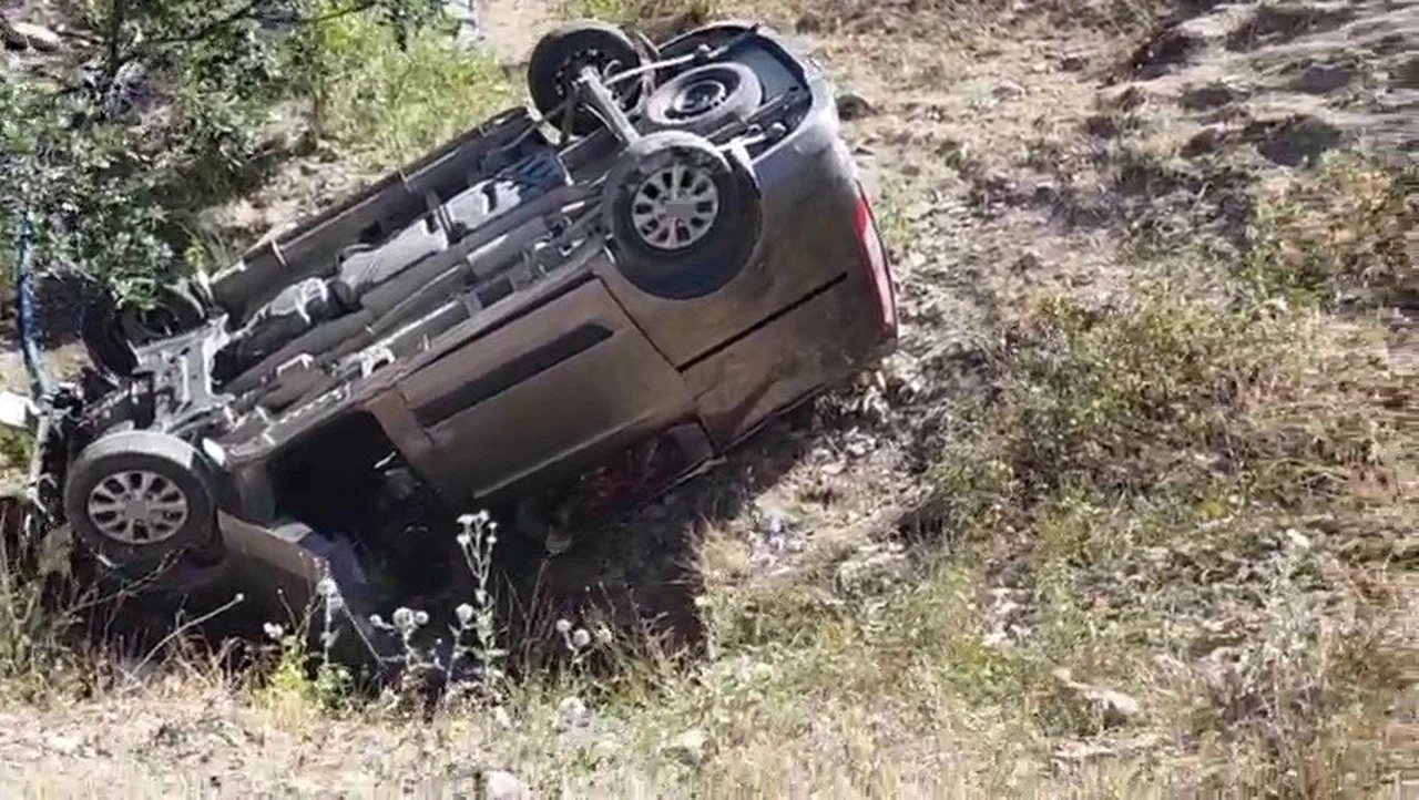 Sivas'ta Feci Kaza Minibüs Şarampole Uçtu, 6 Yaralı!