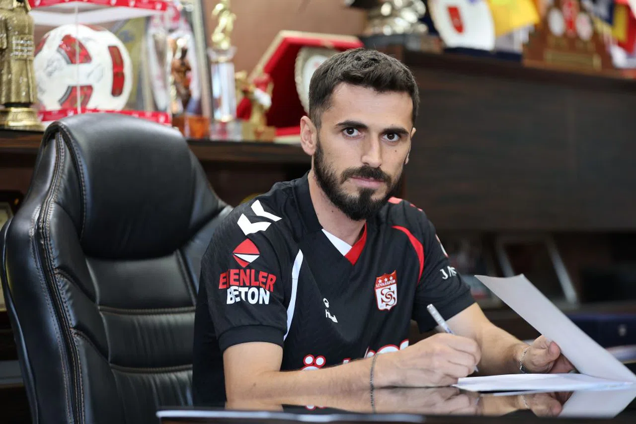 Sivasspor'da beklenen imza atıldı...