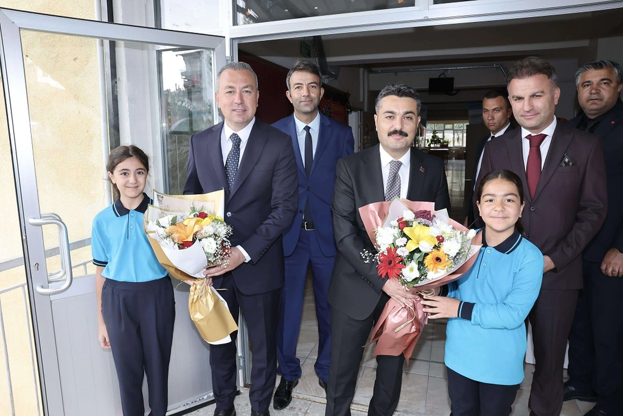 Sivas Belediye Başkanı'ndan okul ziyareti