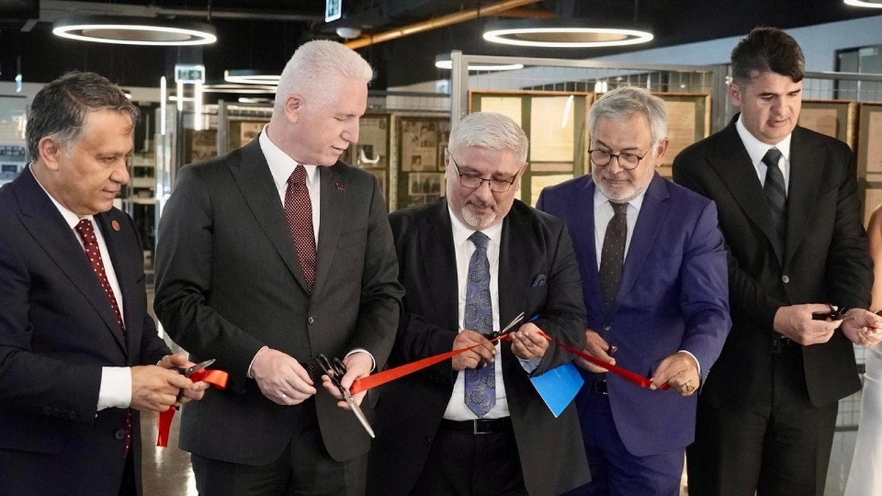 Sivas akademisyeninin sergisini İstanbul Valisi Gül açtı