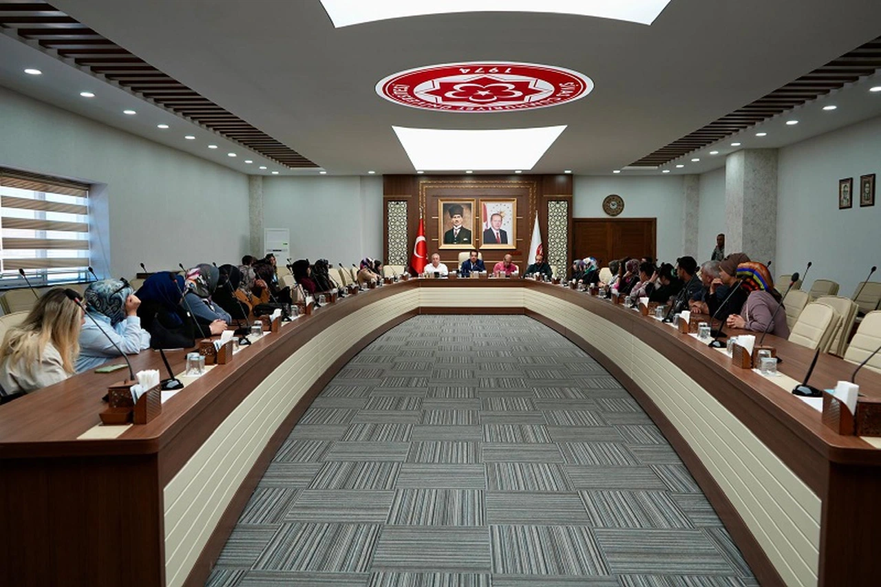 Sivas CÜ yönetimi yeni personelle toplandı