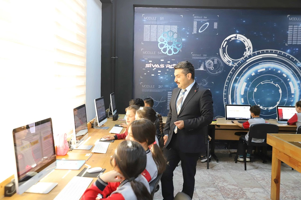 Sivas'ta minik öğrencilere büyük mesaj: Kitap tavsiyesi