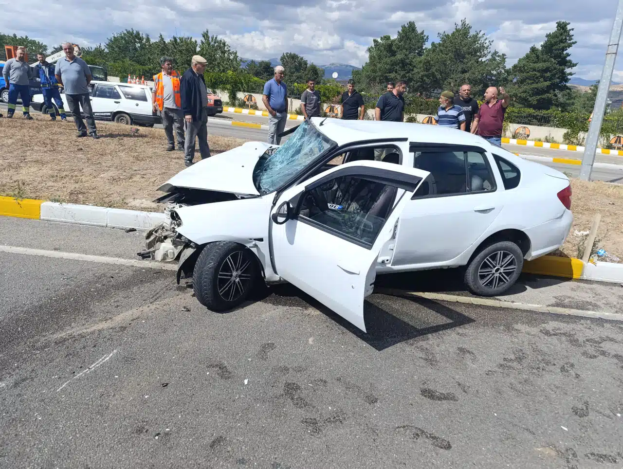 Sivas'ta kepçeye çarpan otomobilin sürücüsü yaralandı