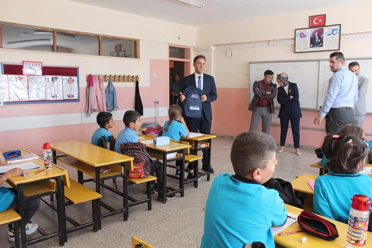 Sivas'ta TKDK'den öğrencilere kırtasiye yardımı