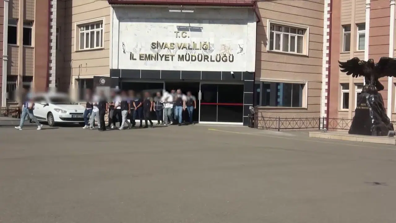 Sivas'ta bilişim dolandırıcıları yakalandı...