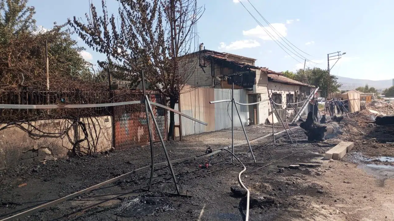 Şantiyenin yangını evleri de kül etti!..
