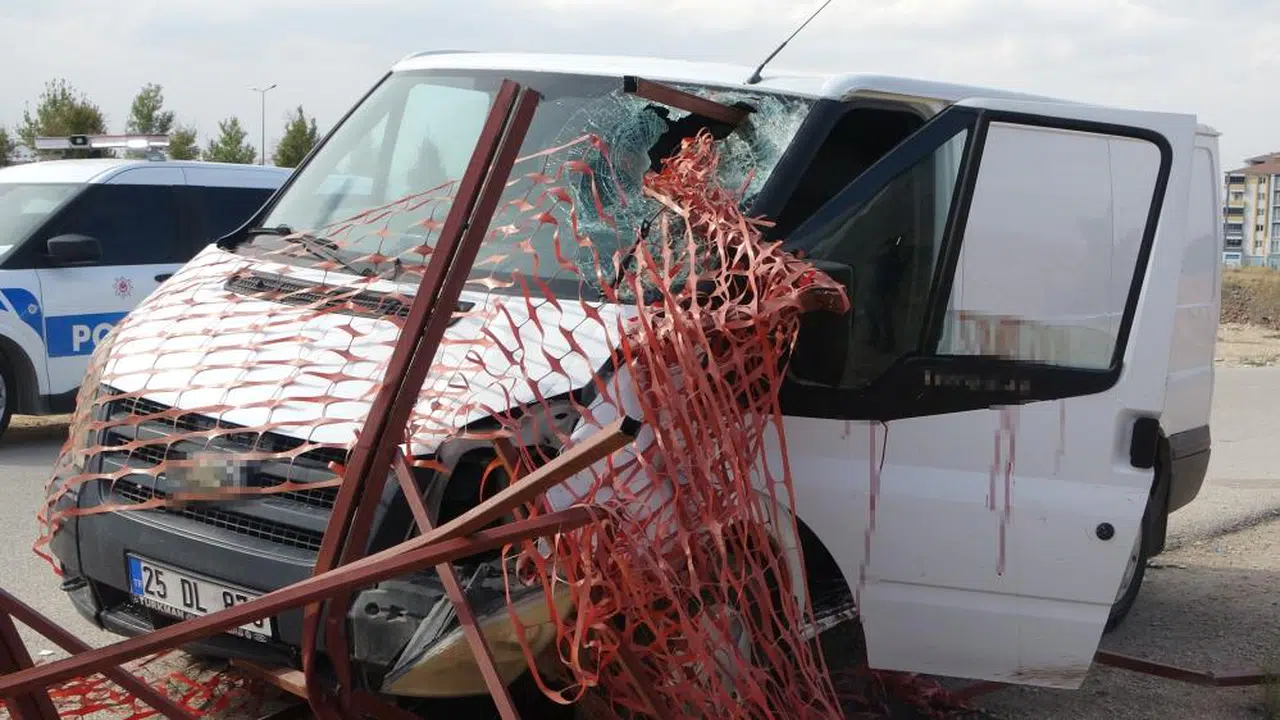 Yok böyle bir kaza: Demir sürücünün kafasına saplandı!...