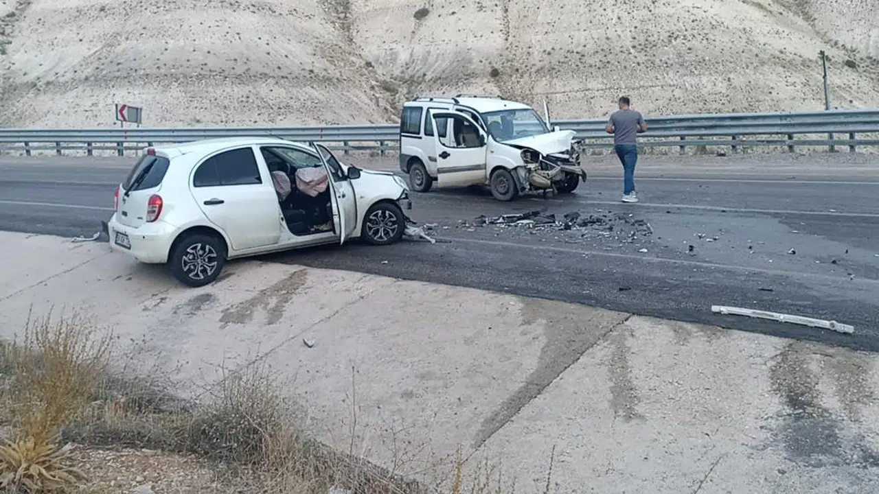 Sivas'ta arabalar kafa kafaya çarpıştı