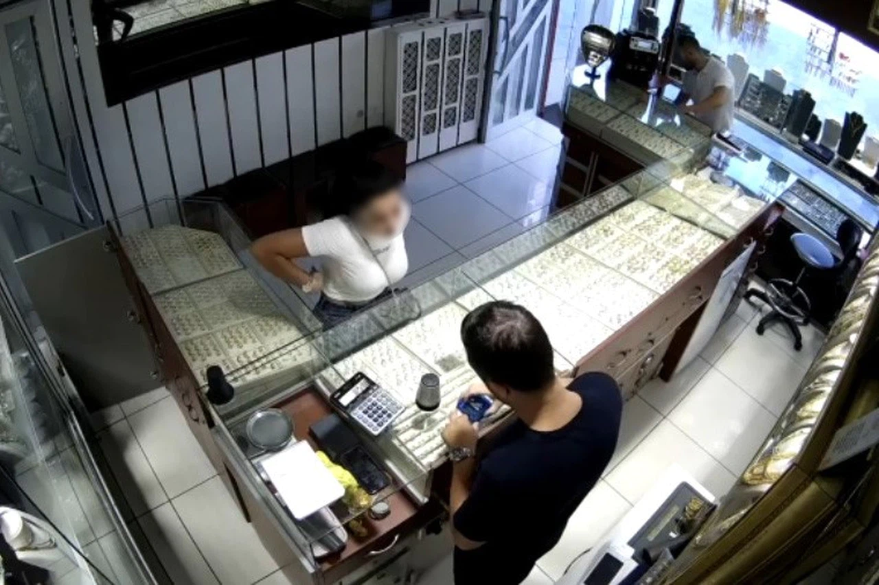 Arkadaşının hesabını kendine aktardı, soluğu kuyumcuda aldı!