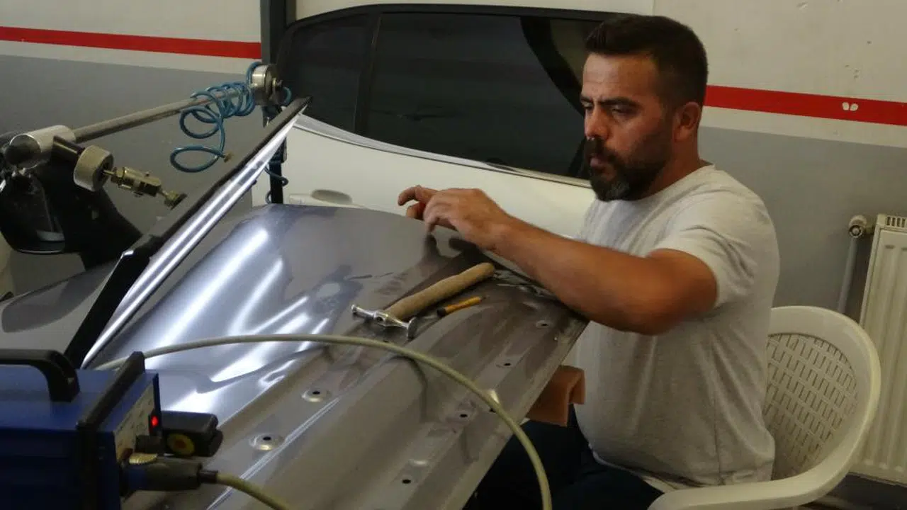 Araba göçüklerine torpil ve balon patlatıyor