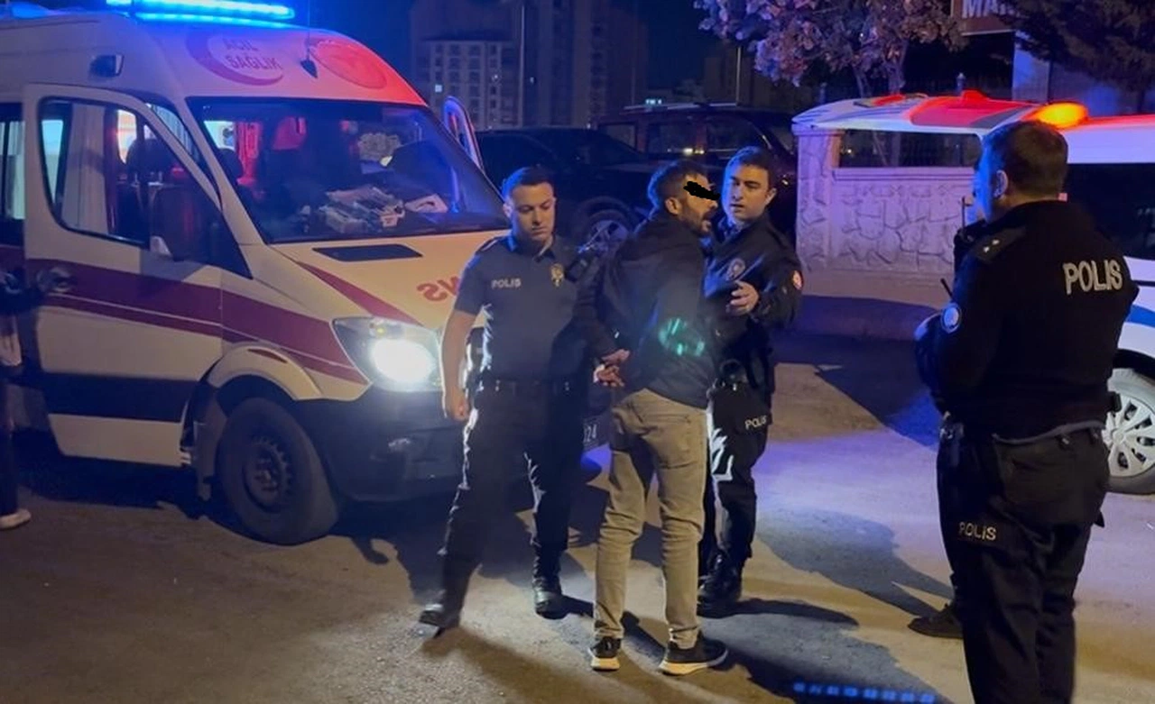 Kavgayı ayırmaya çalışan babasını bıçakladılar!