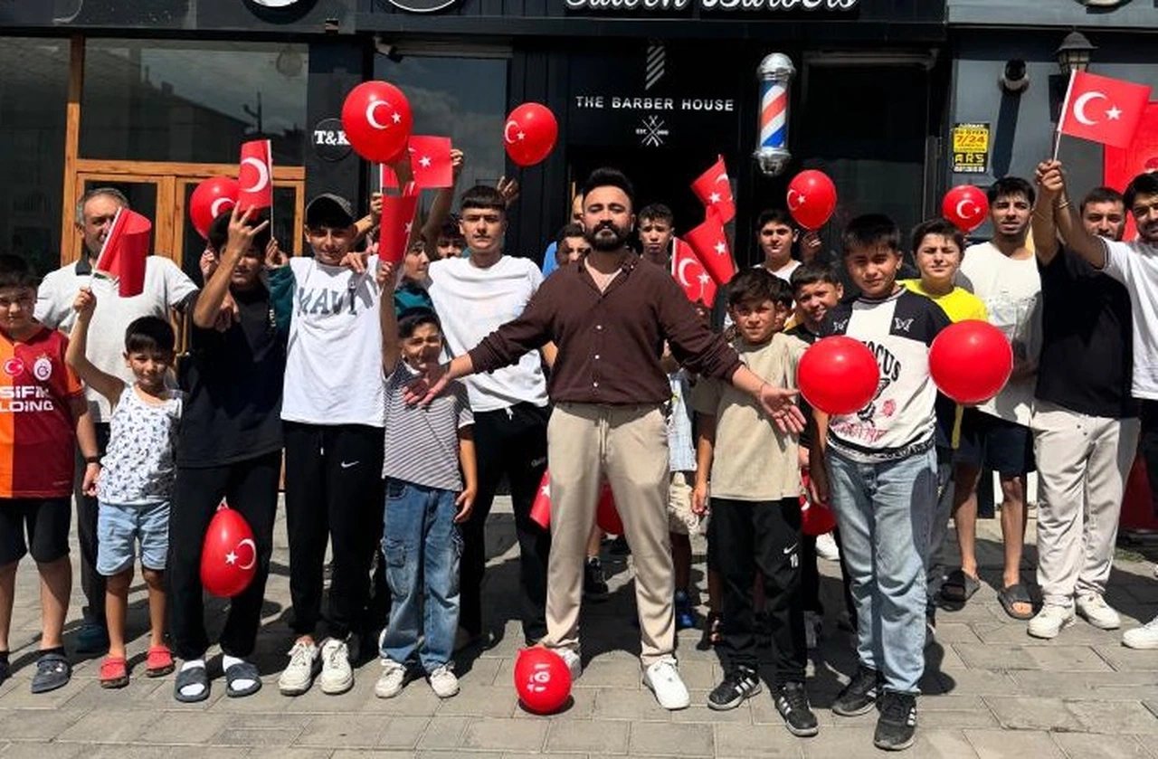 Sivas'ta bu kuaför öğrencileri ücretsiz traş etti