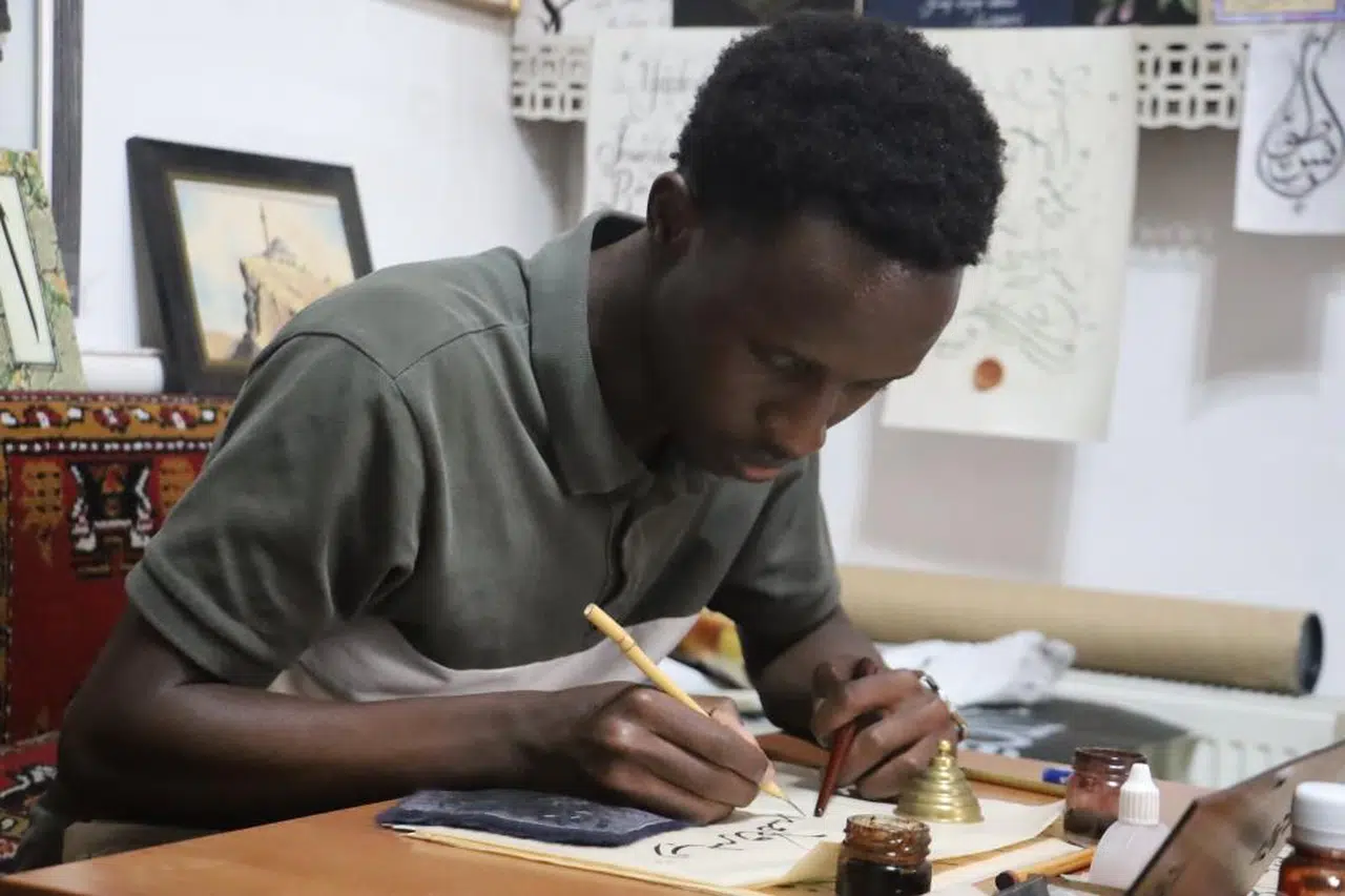 Sivas'ta Ugandalı öğrenci hattat oldu