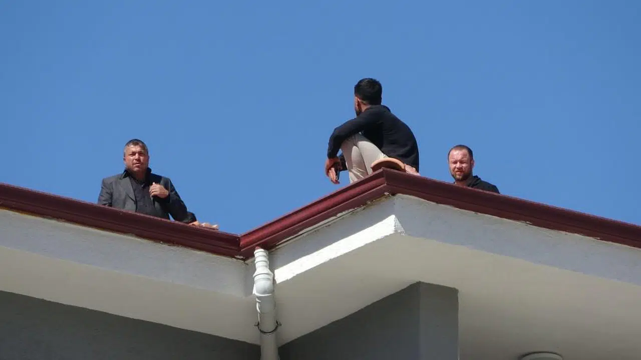 Alacağı için çatıya çıktı, açlıktan başı döndü!