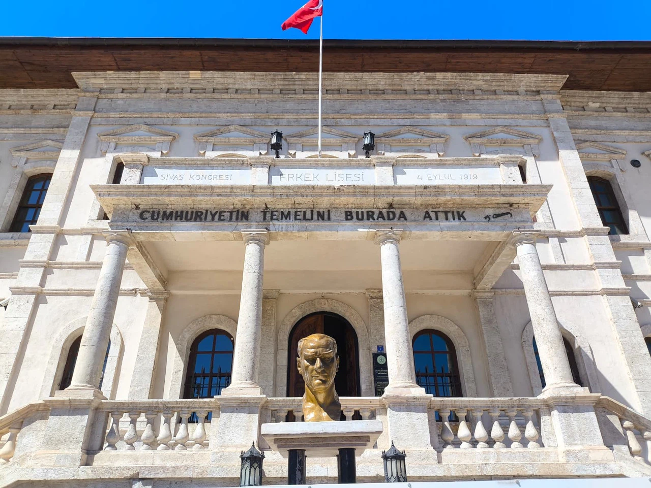 Cumhuriyet'in Kalbindeki O Büst Eski İhtişamına Kavuşuyor!