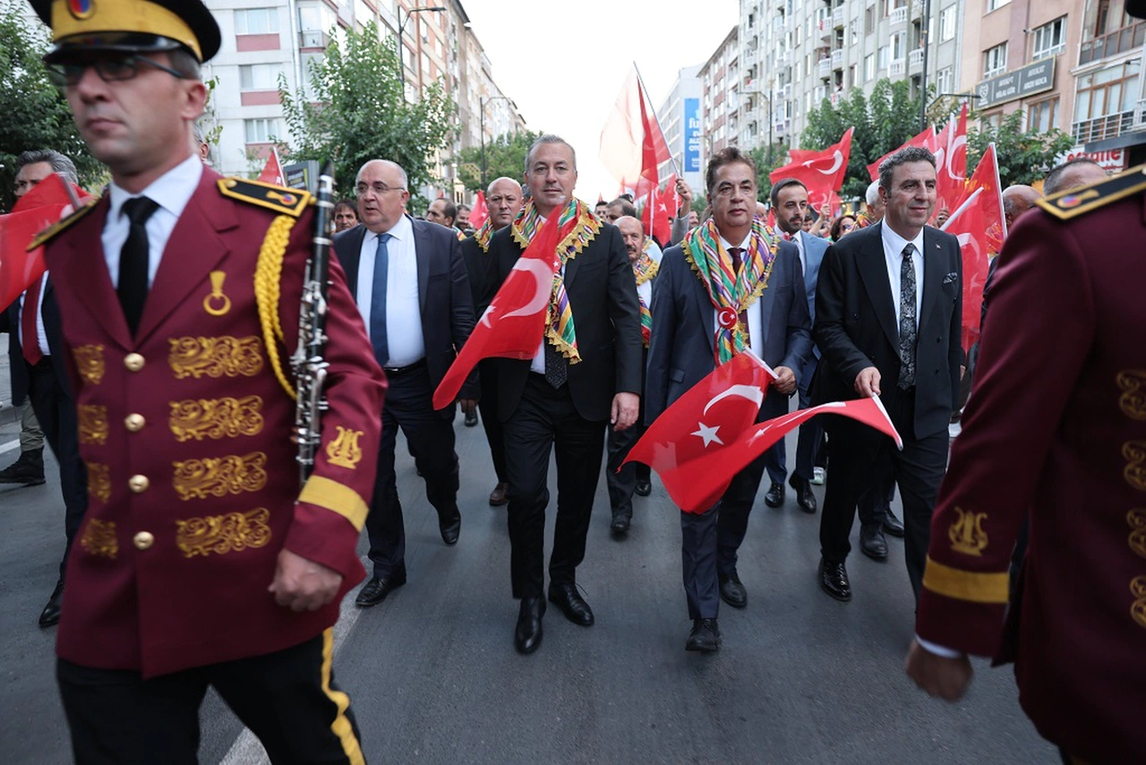 Sivas'ta 106.yıl coşkusu korteje yansıdı