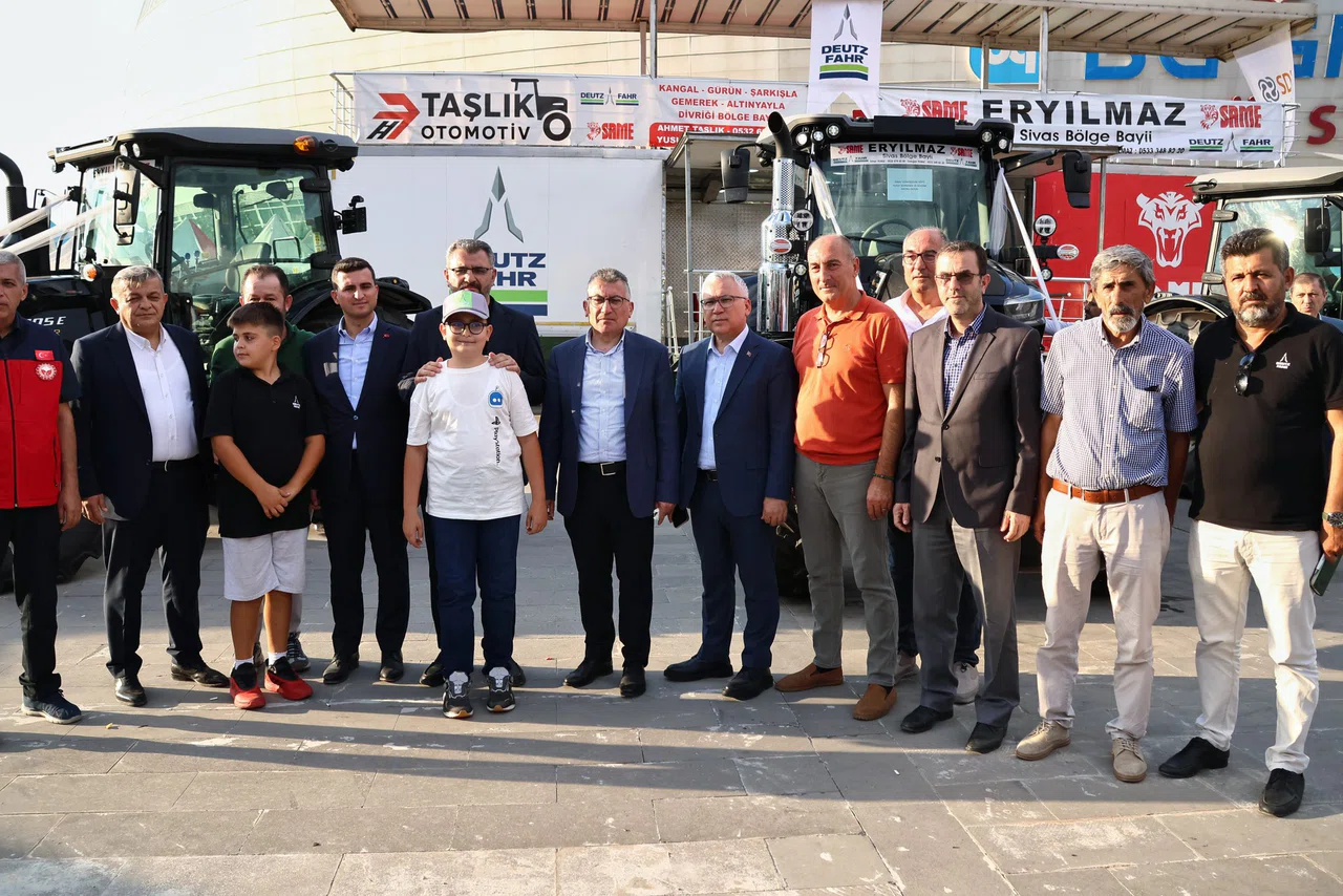 Abdullah Güler AgroSivas 2025 Fuarı’nda stantları ziyaret etti