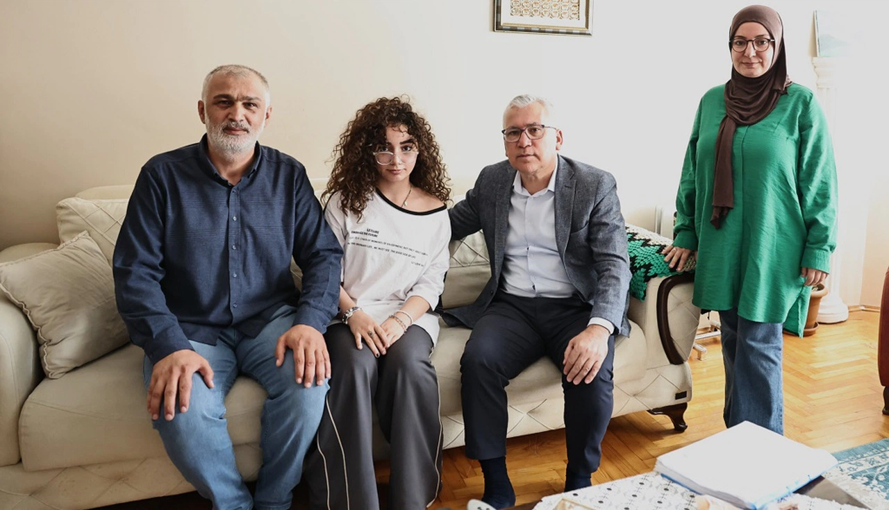 Sivas Valisi çocukları evlerinde ziyaret etti