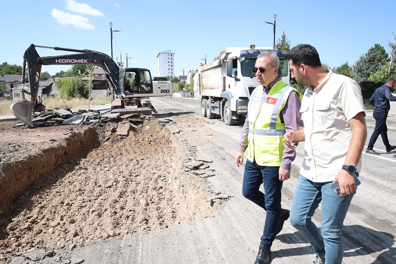 Sivas Yenidoğan Mahallesi’nde asfalt yenileniyor