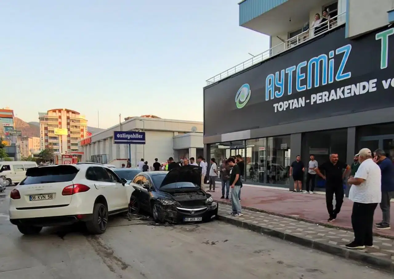 Milyonluk Lüks Cip, Bir Panelvan Karşısında Dayanamadı