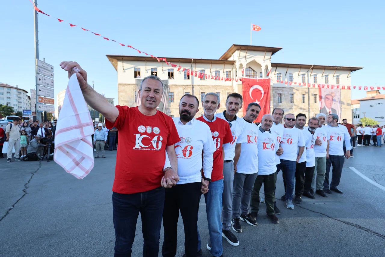 Sivas 4 Eylül Coşkusu 1058 Kişi Aynı Anda Ağırlama Halayı Çekti