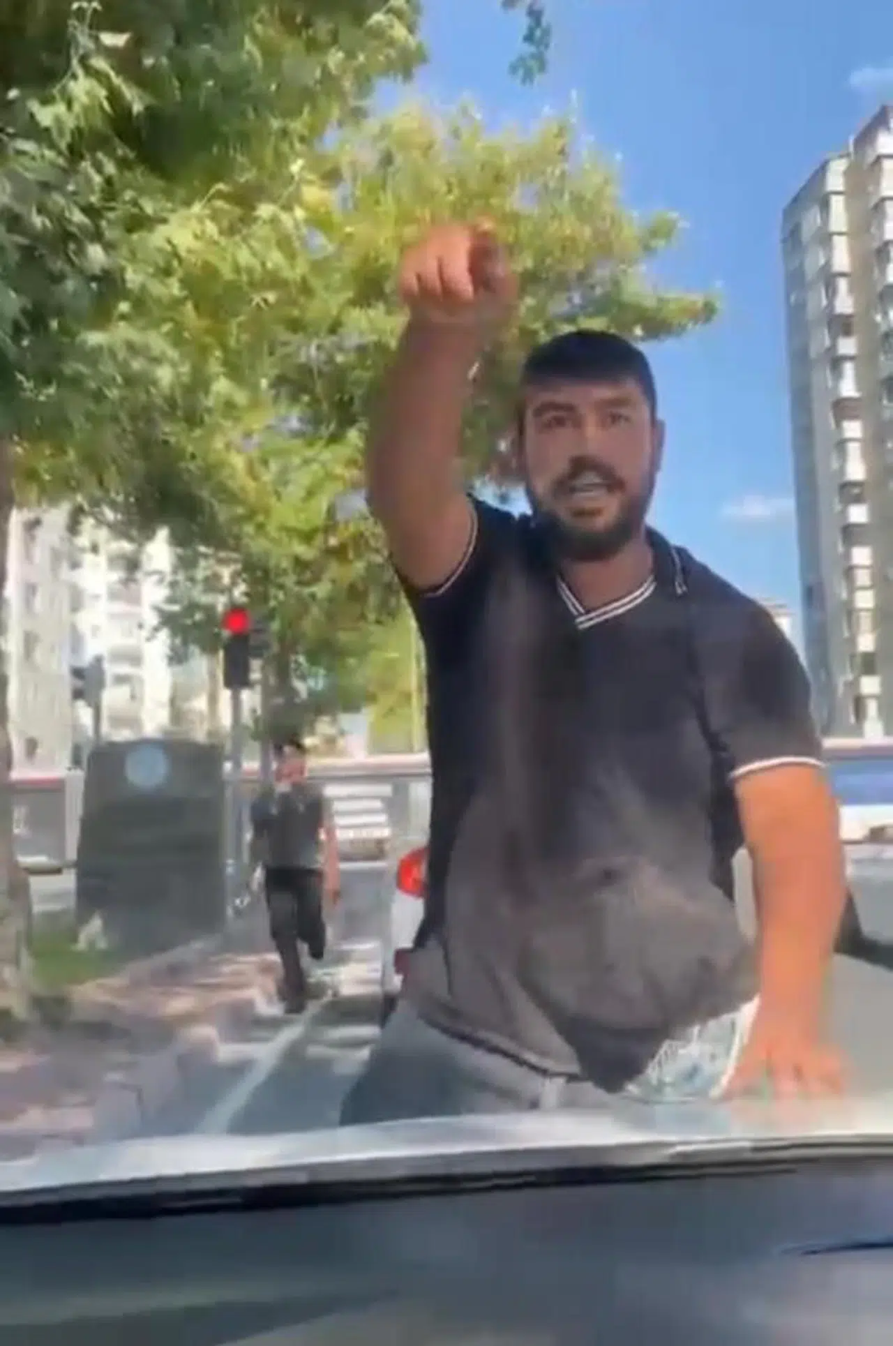 Trafik Işığında Sürücüleri Tehdit Eden Şahıs Tutuklandı