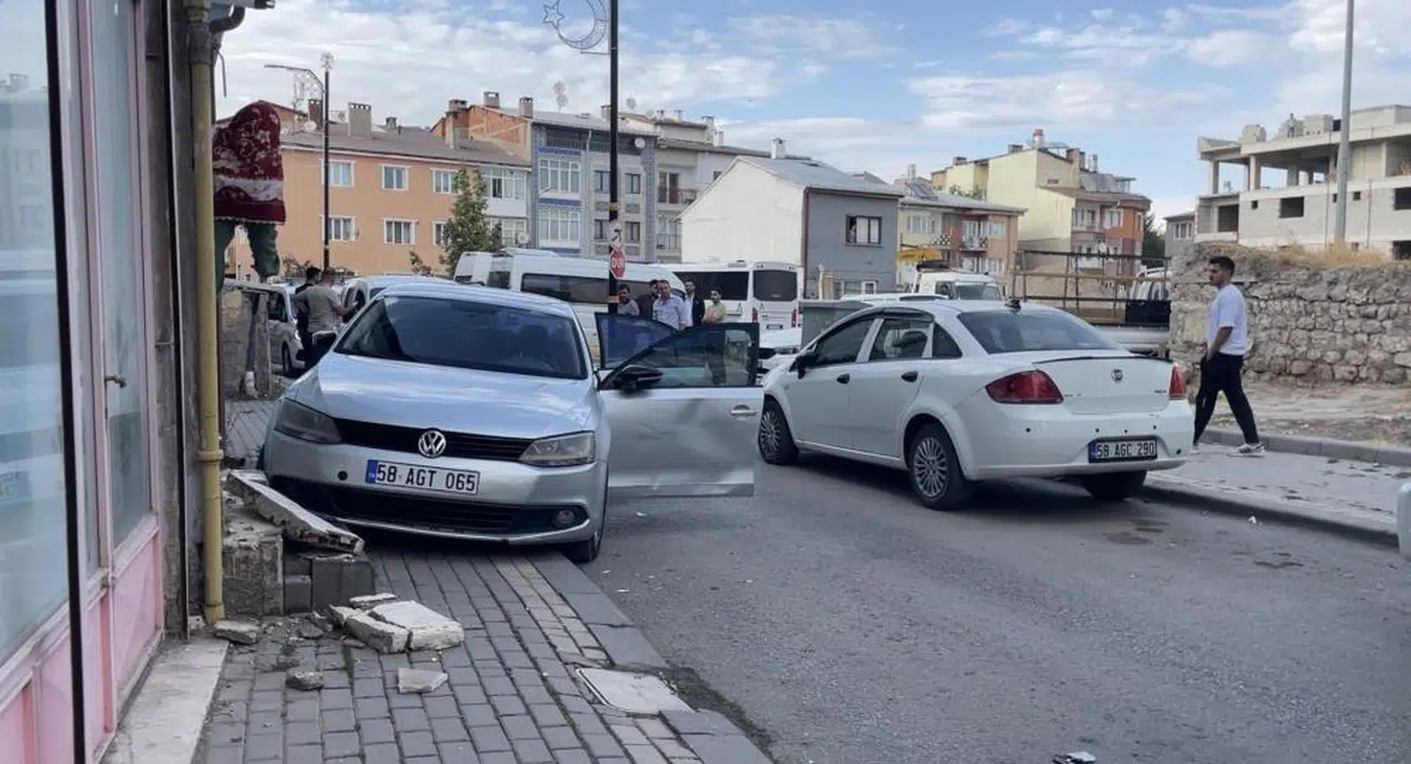 Sivas'ta Polisten Kaçan Araç, Apartmana Çarpınca Deprem Sanıldı
