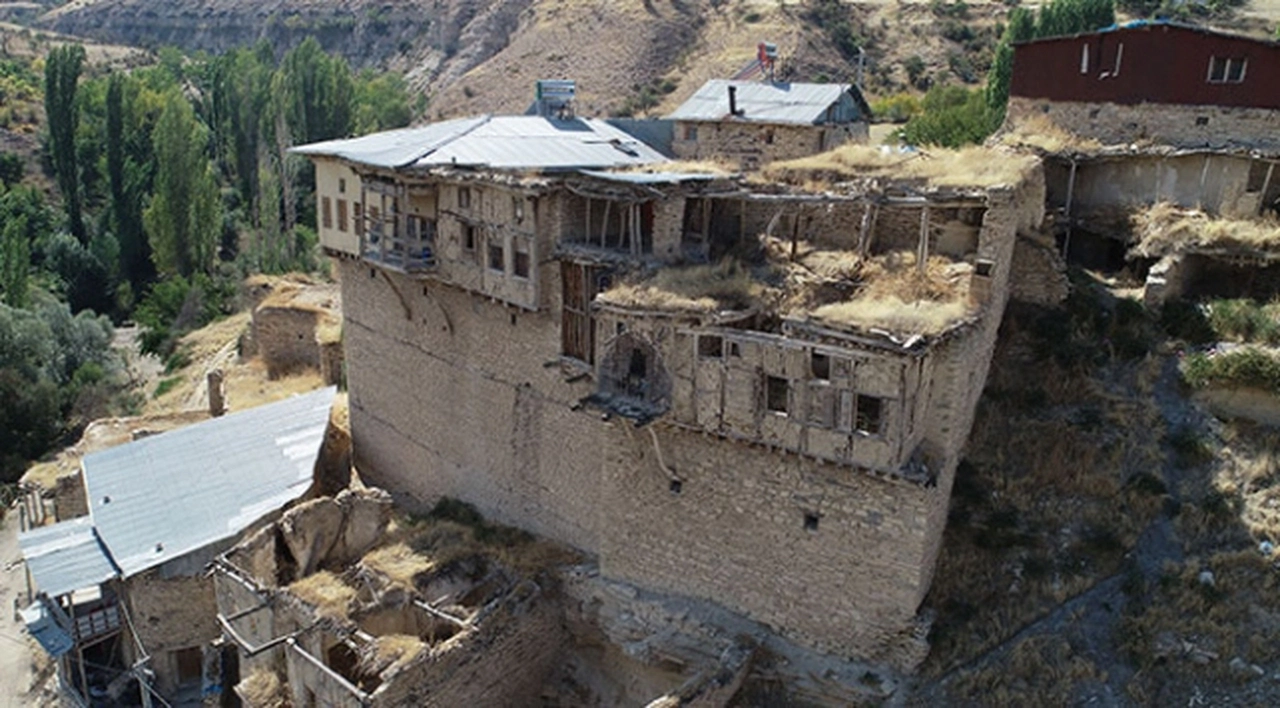 Sivas’ta Esrarengiz Köy Yüzyıllık Bir Keşif