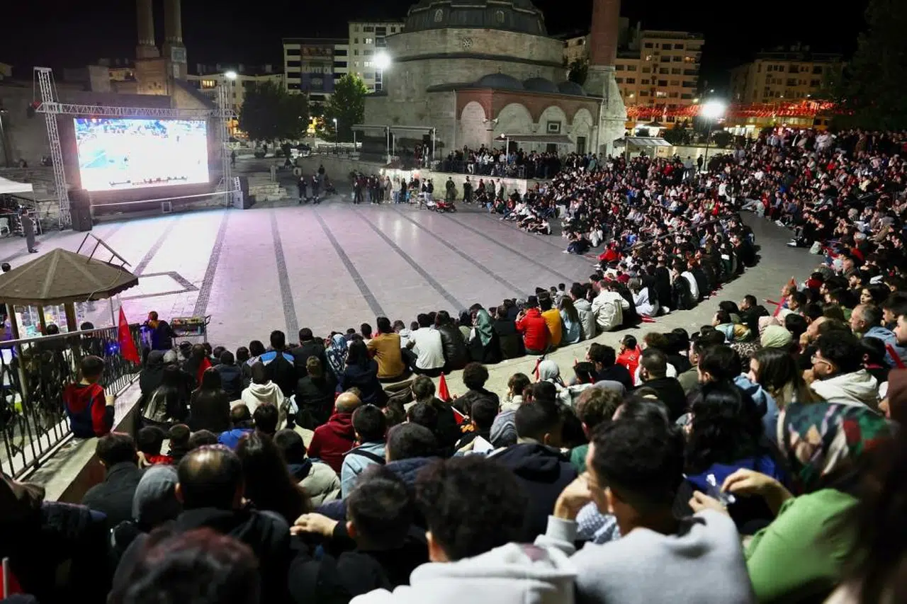 Sivaslılar Açık Havada Dev Ekranda Final Heyecanı Yaşadı