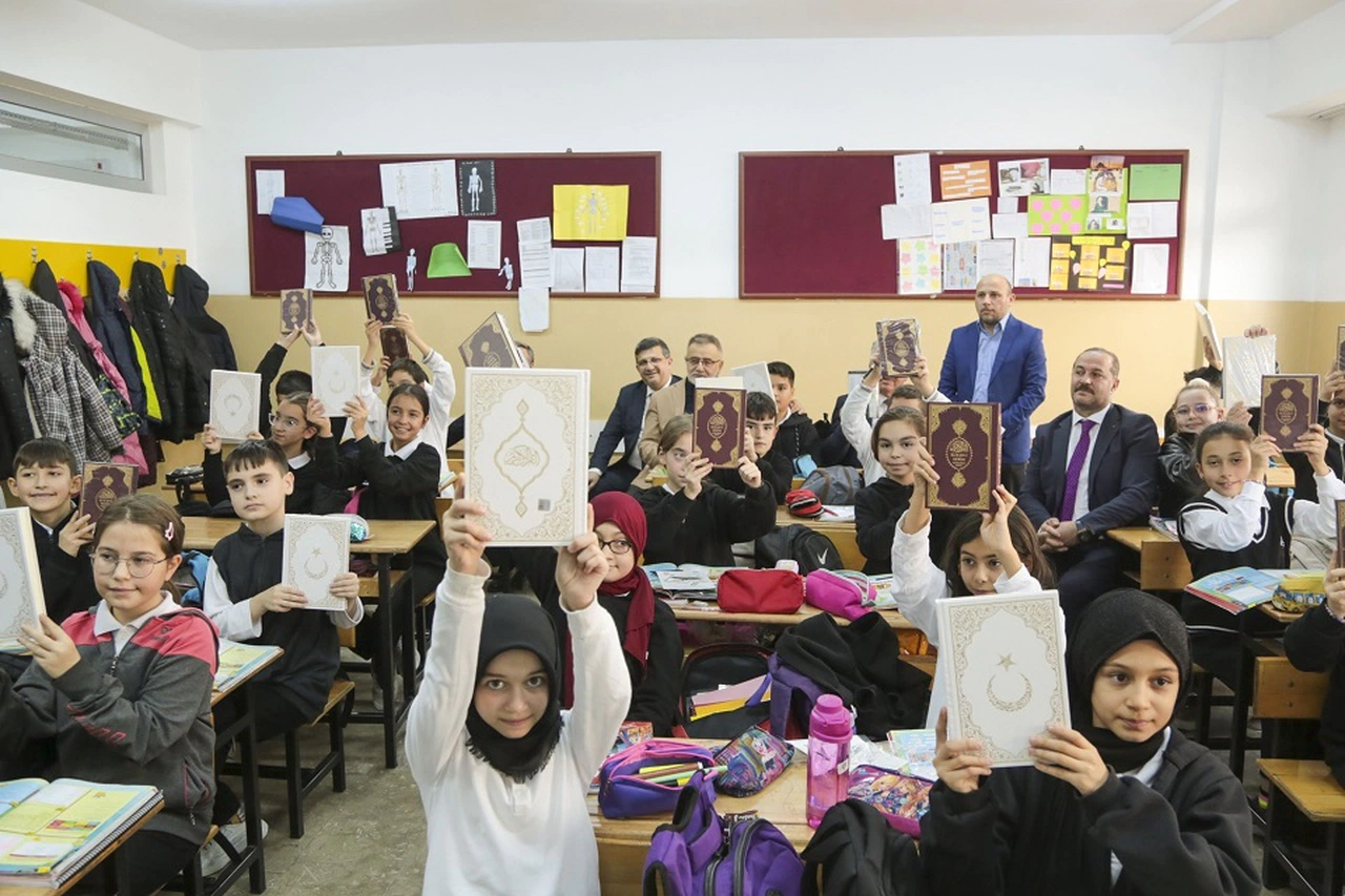 Kur’an-ı Kerim dersini seçen öğrencilere anlamlı hediye