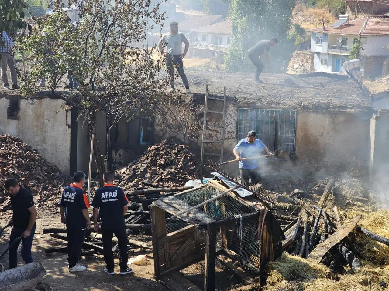 Köyde Çıkan Yangın, Ev ve Samanlığı Kullanılmaz Hale Getirdi