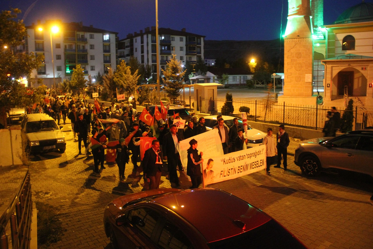 Sivas'ın O İlçesinde Tekbirler ve Sloganlarla Yürüdüler!